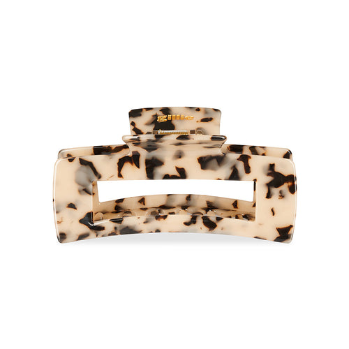 Unsere 13,5 cm breite Haarklammer im klassischen Tortoise-Design – stilvoller Allrounder aus stabilem Bio-Acetat.