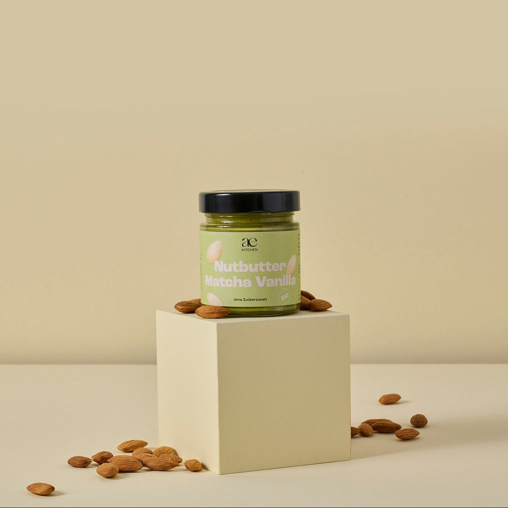 Vier Sorten Nutbutter von ae kitchen auf unterschiedlich hohen Podesten arrangiert: Red Velvet, Lemon Cake, Bruschetta und Matcha Vanilla.