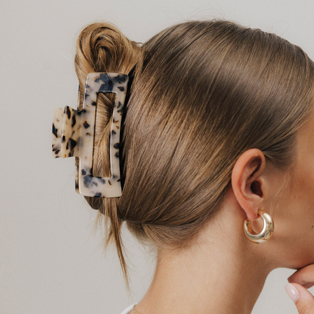 Unsere 10,5 cm Haarklammer aus Bio Acetat im Tortoise-Muster in schwarz-weiß