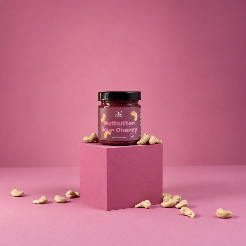 Vier Sorten Nutbutter von ae kitchen auf unterschiedlich hohen Podesten arrangiert: Red Velvet, Lemon Cake, Bruschetta und Matcha Vanilla.