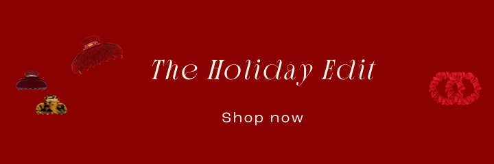 Rotes Weihnachtsbanner mit der Aufschrift „The Holiday Edit – Shop now“, dekoriert mit gillie Haarklammern und festlichen Haaraccessoires auf beiden Seiten.