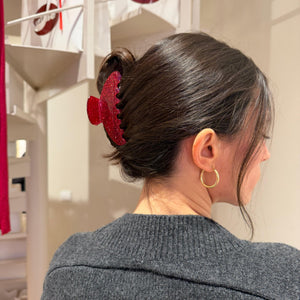 amy haarklammer red glitter im dunklen Haar