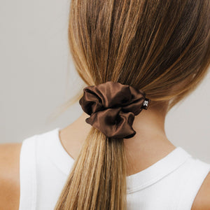 Braunes Seiden Scrunchie in größe M in einem flachen Zopf.
