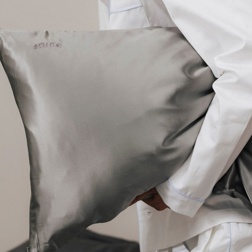 Kissenbezug aus reiner Maulbeerseide in Beige – zeitloses Design für strahlend schöne Haut & Haare.