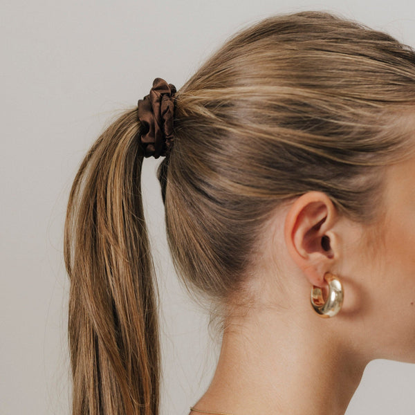 Seiden Scrunchie in Braun mit Zopf in Braunen Haar.