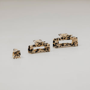 Unsere drei Haarklammern in Tortoise – Mini (3,5 cm), Medium (10,5 cm) und Large  (13,5 cm)– auf weißem Hintergrund in klarer Anordnung zum Größenvergleich.