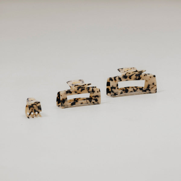 Unsere drei Haarklammern in Tortoise – Mini (3,5 cm), Medium (10,5 cm) und Large  (13,5 cm)– auf weißem Hintergrund in klarer Anordnung zum Größenvergleich.