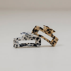 Unsere zwei 10,5 cm Haarklammern im Tortoise Muster, rechts in schwarz-weiß und links in braun-beige.