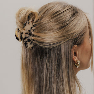 Unsere Haarklammer in Tortoise (8,5 cm) aus Bio-Acetat – locker gestylt im Half-Bun bei blondem Haar.