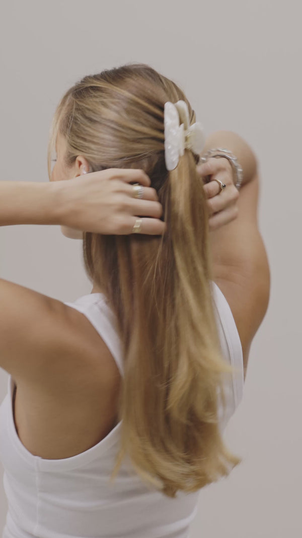 Frau mit blonden Haare, die ihre Haar zurückgesteckt hat mit unserer shell-farbenen Haarklammer in 8,5 cm.